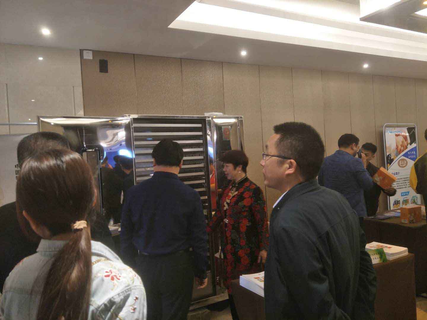 參觀熱泵烘干機組 參觀熱泵烘干機組